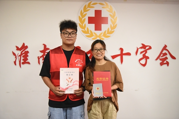 小志愿者用行动感动母亲办理角膜捐献2