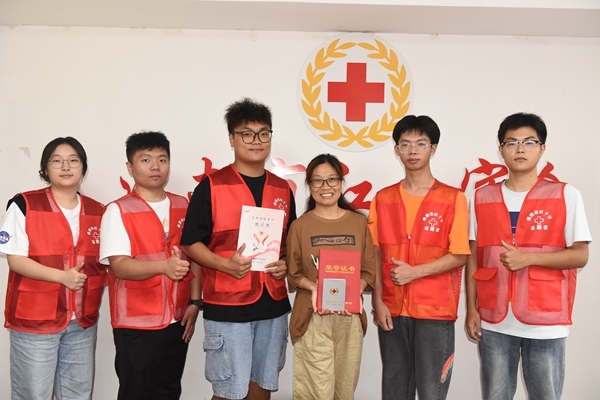 小志愿者用行动感动母亲办理角膜捐献3