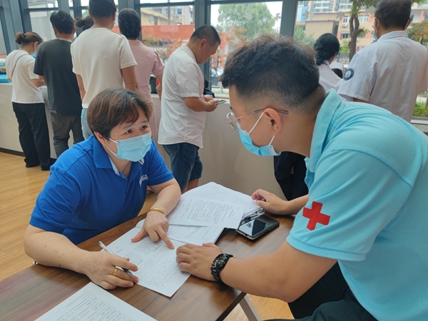 高温酷暑“淮小红”献血采样不停歇2