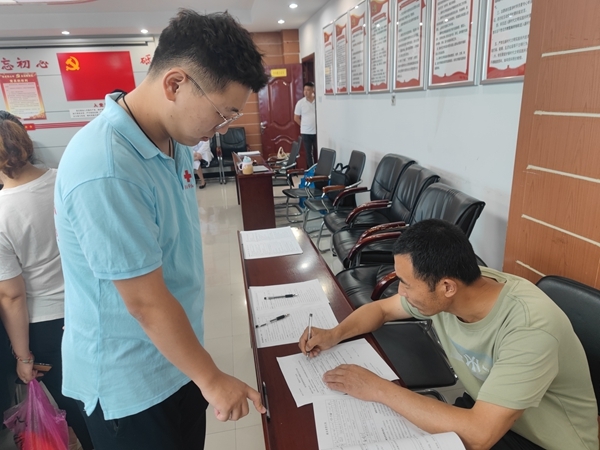 高温酷暑“淮小红”献血采样不停歇3