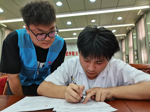 高温酷暑“淮小红”献血采样不停歇5