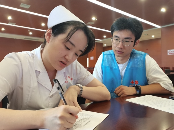 高温酷暑“淮小红”献血采样不停歇6