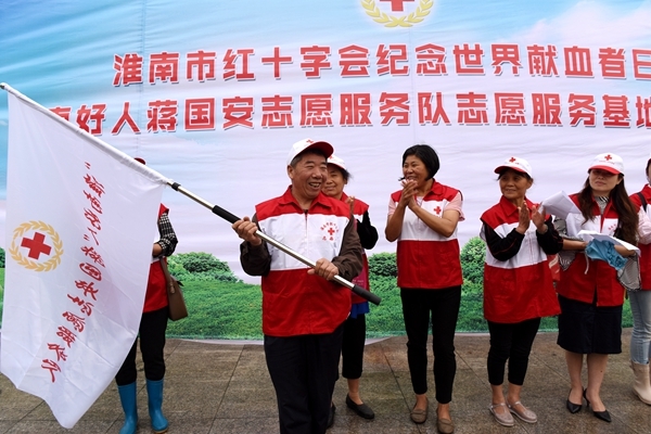 花甲志愿者王梅英扎根社区默默奉献35载10