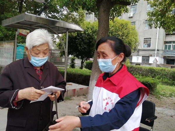 花甲志愿者王梅英扎根社区默默奉献35载15