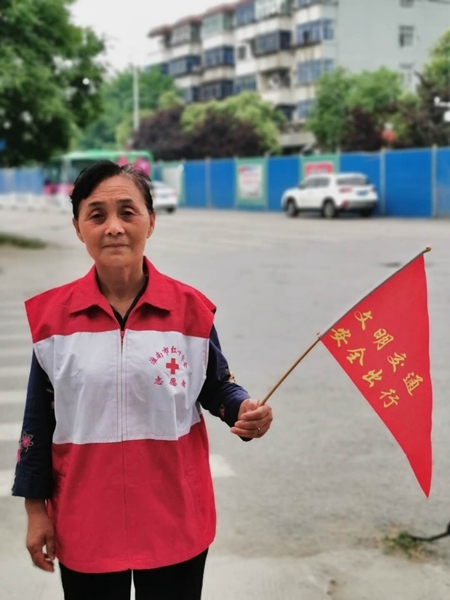 花甲志愿者王梅英扎根社区默默奉献35载16