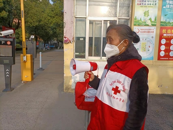 花甲志愿者王梅英扎根社区默默奉献35载17