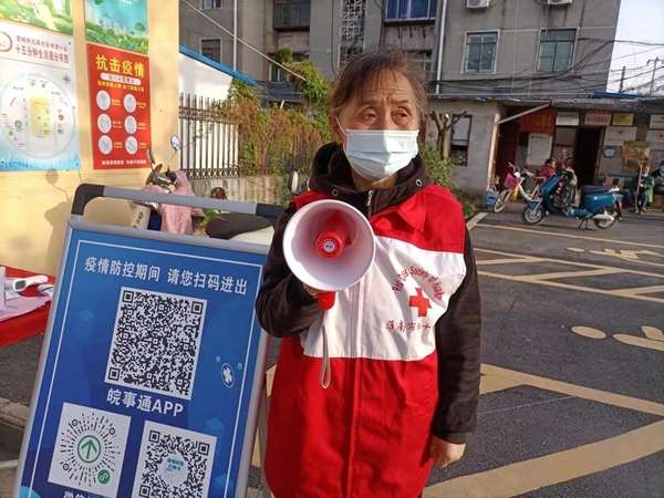 花甲志愿者王梅英扎根社区默默奉献35载18