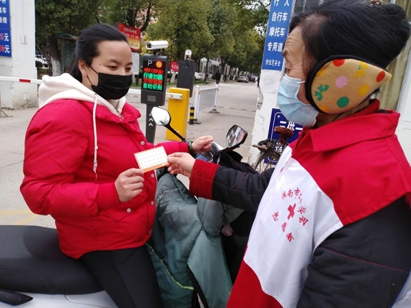 花甲志愿者王梅英扎根社区默默奉献35载5