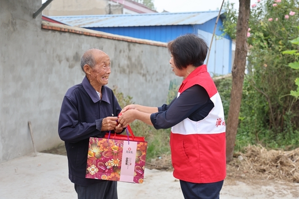 淮南市红十字会“双节”慰问帮扶户1