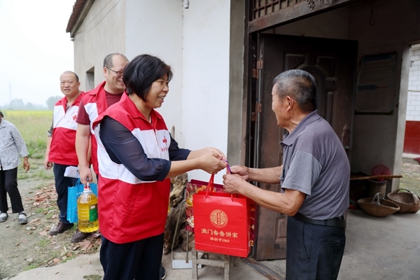 淮南市红十字会“双节”慰问帮扶户10
