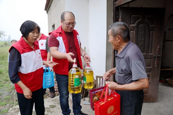淮南市红十字会“双节”慰问帮扶户11