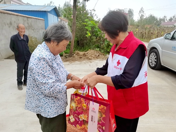 淮南市红十字会“双节”慰问帮扶户13