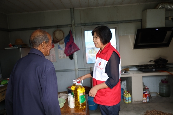 淮南市红十字会“双节”慰问帮扶户2