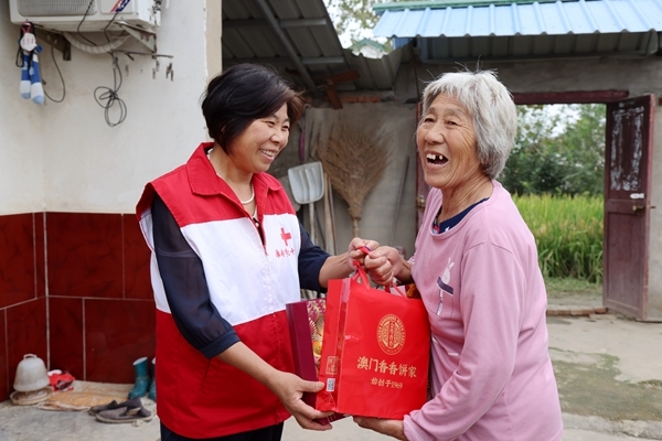 淮南市红十字会“双节”慰问帮扶户4