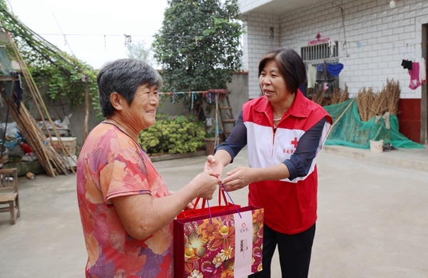 淮南市红十字会“双节”慰问帮扶户6