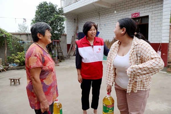 淮南市红十字会“双节”慰问帮扶户7