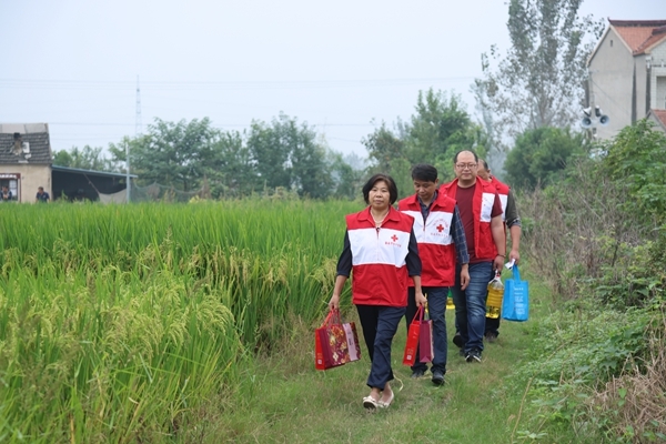 淮南市红十字会“双节”慰问帮扶户8