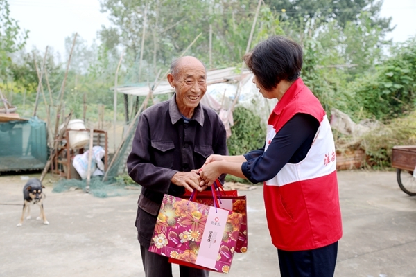 淮南市红十字会“双节”慰问帮扶户9