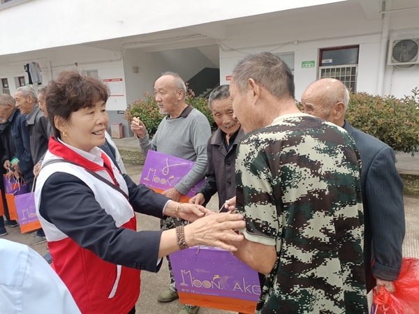 “淮小红”“双节”奉献忙15