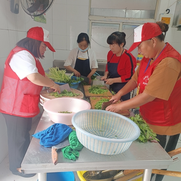 “淮小红”“双节”奉献忙30