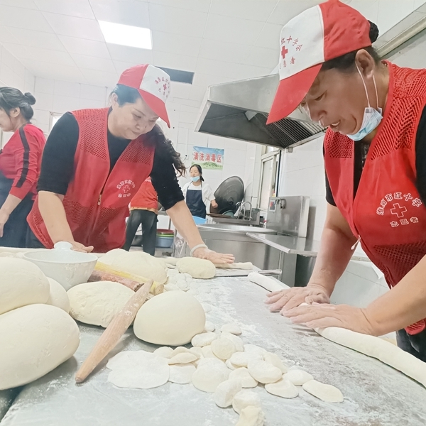 “淮小红”“双节”奉献忙31
