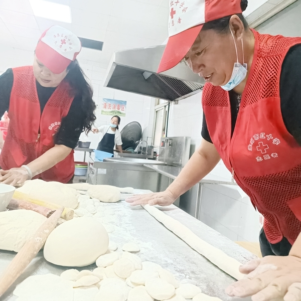 “淮小红”“双节”奉献忙33