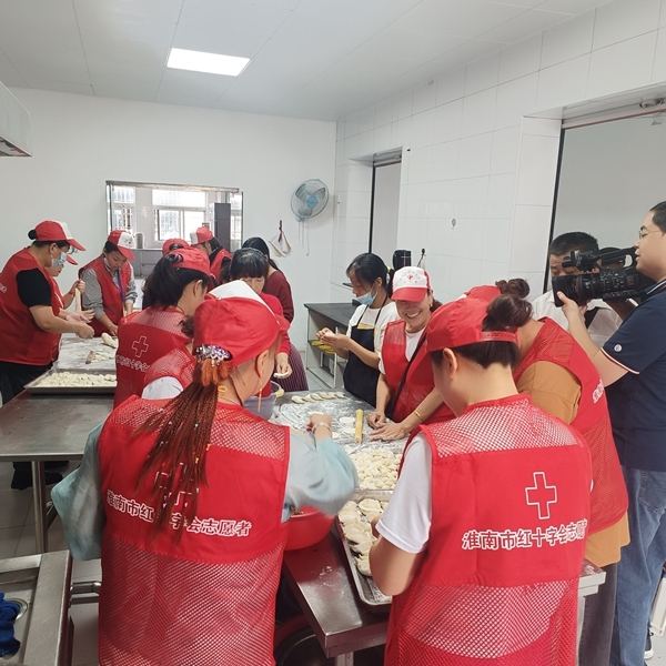 “淮小红”“双节”奉献忙37