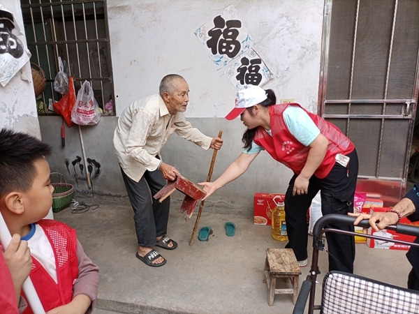“淮小红”“双节”奉献忙51