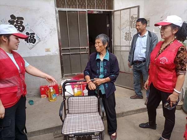 “淮小红”“双节”奉献忙52