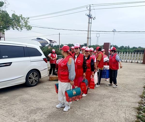 “淮小红”“双节”奉献忙18