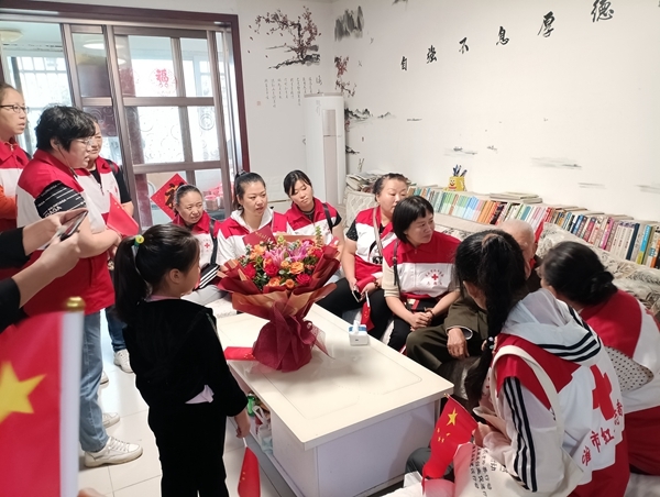 “淮小红”“双节”奉献忙65