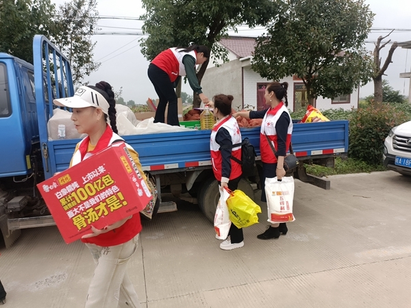 “淮小红”“双节”奉献忙7