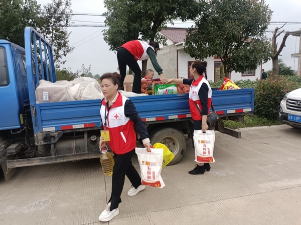 “淮小红”“双节”奉献忙11