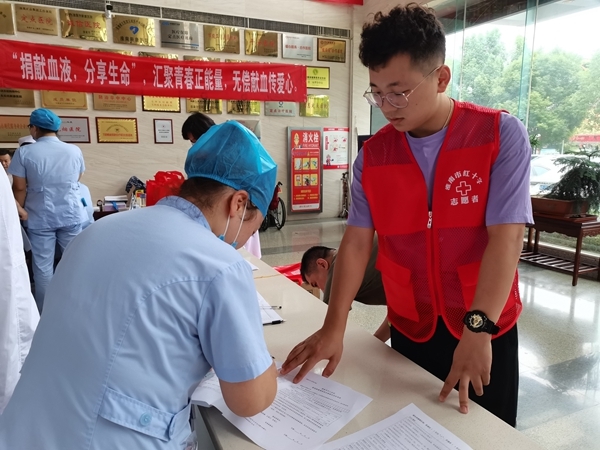 淮小红”继续献血走基层1