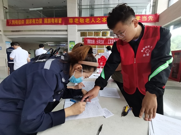 淮小红”继续献血走基层2