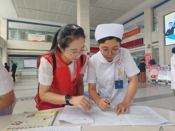 淮小红”继续献血走基层3