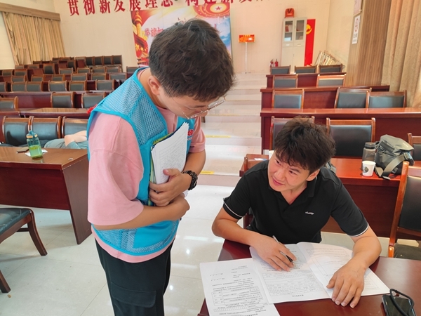 淮小红”继续献血走基层4