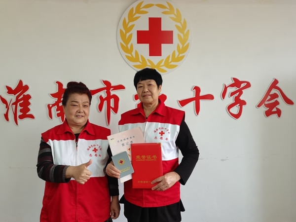 侯大妈动员来第8位“捐遗”志愿者2