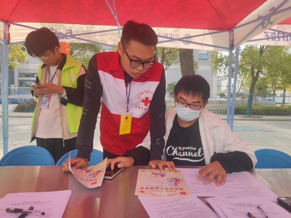 淮职志愿者献血留样忙1