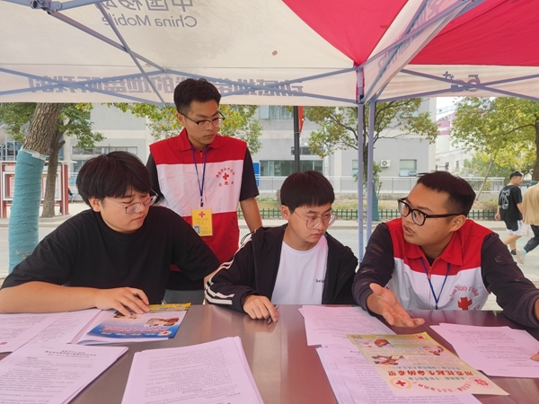 淮职志愿者献血留样忙10