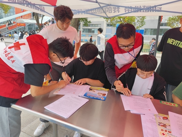 淮职志愿者献血留样忙13