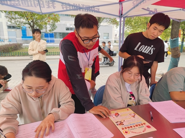 淮职志愿者献血留样忙16