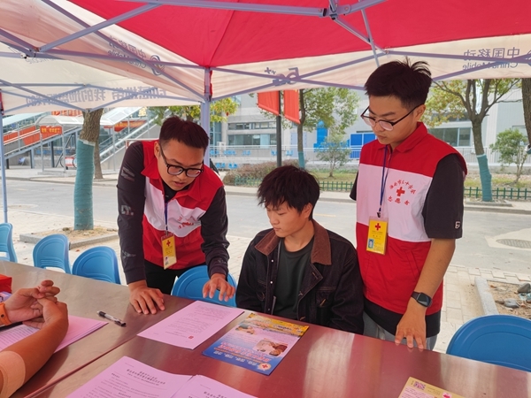 淮职志愿者献血留样忙3