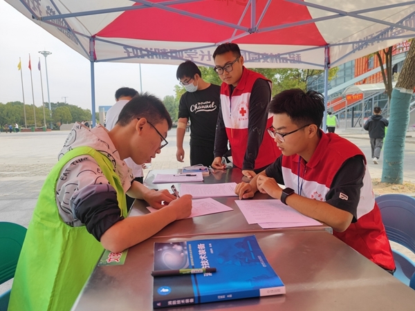 淮职志愿者献血留样忙4