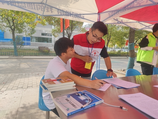 淮职志愿者献血留样忙6