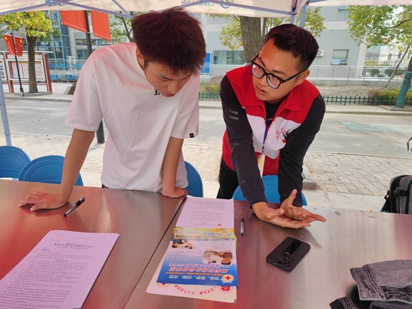 淮职志愿者献血留样忙8