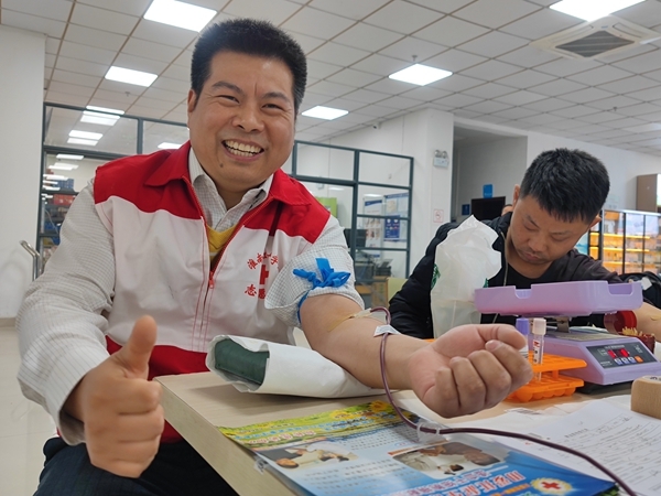 “淮小红”一天两场献血采样14