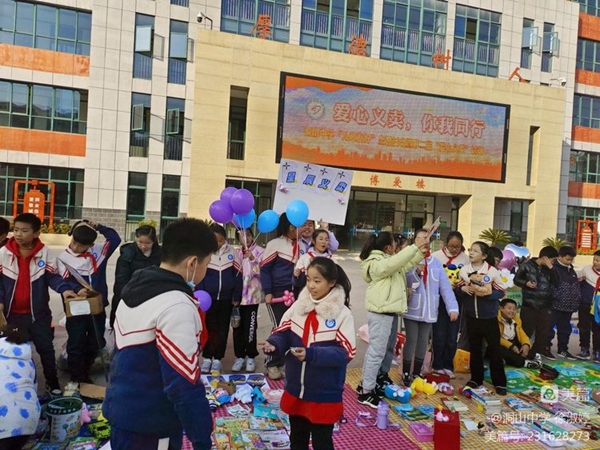 爱心义卖 童心可嘉8