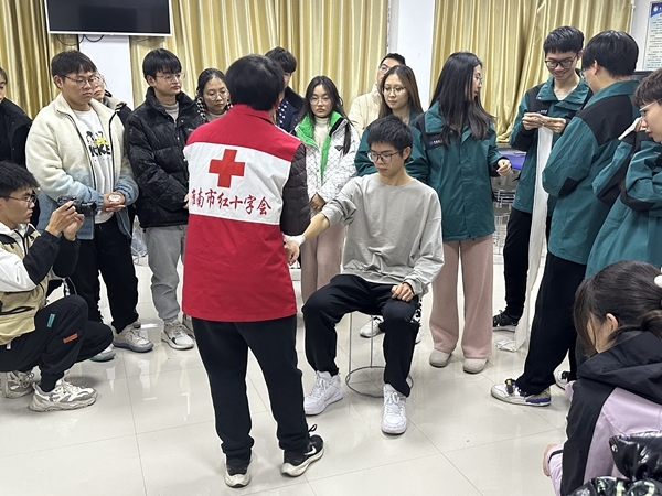 安徽理工大学红十字志愿者接受应急救护培训10