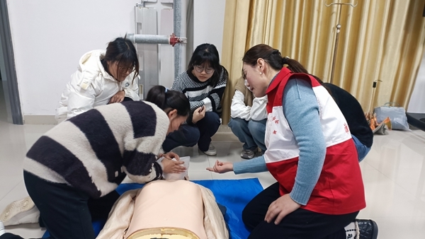 安徽理工大学红十字志愿者接受应急救护培训11